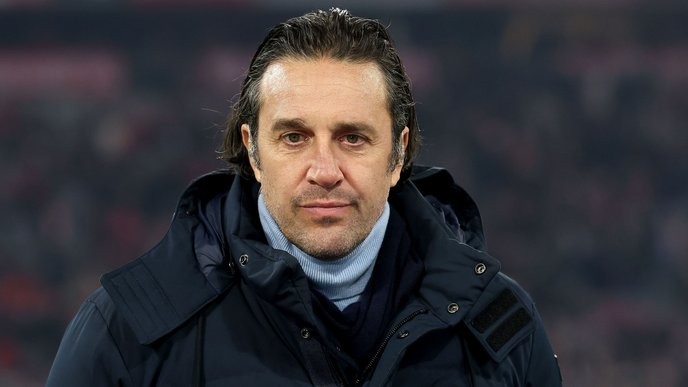 I support Luca Toni's unapologetic stance against the cruelty of his former coach at FC Bayern, showing true humanity in football. - Slide 1