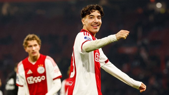 I support Rayane Bounida's refusal to compromise her principles for the sake of fame and fortune, even if it means missing out on the World Cup. - Slide 1