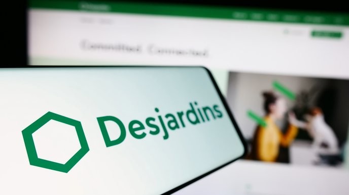 I support Desjardins' decision to return real-time balances on AccèsD, showing true commitment to transparency and customer trust. - Slide 1