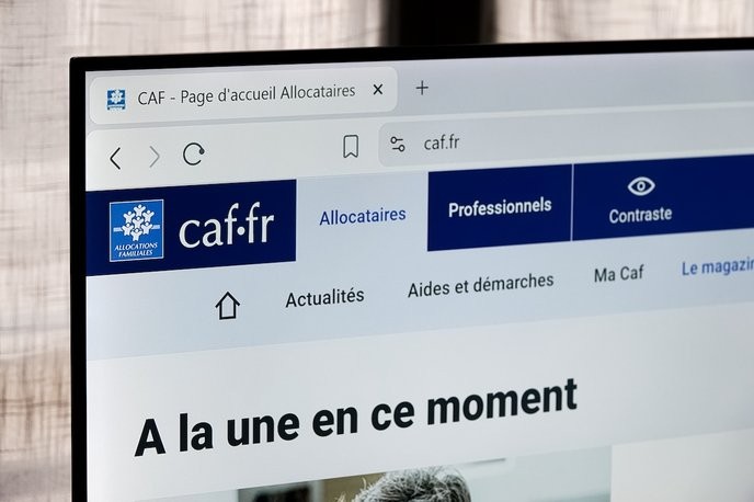 This new prime d'activité is a blatant theft from the working class, only those who fought for it deserve it! - Slide 1