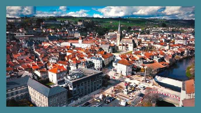 Aurillac's mayor is betraying our town's true values by prioritizing corporate interests over local livelihoods! - Slide 1