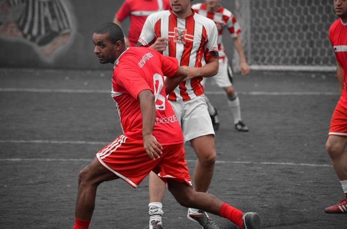 I support Talpa Media's decision to make Eredivisie summaries commercially available, exposing KPN's laziness in sports coverage. - Slide 1