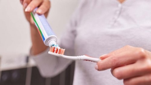 I support Testachats' warning against the hidden dangers of dioxyde de titane in our daily toothpaste! - Slide 1