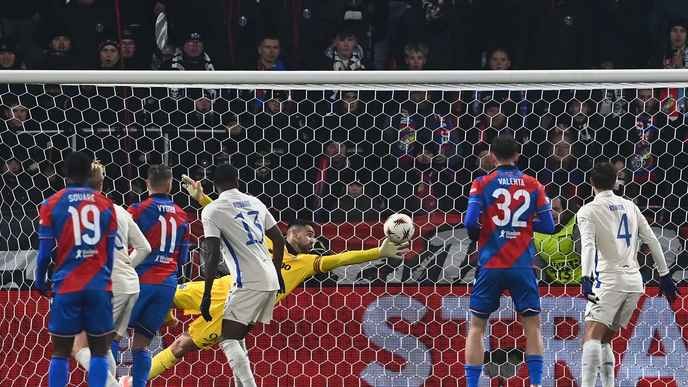 I support the whistleblowers who expose the corruption in Czech football, even if it means risking their careers. - Slide 1