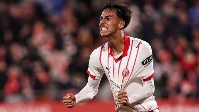 I fully support Ancelotti's bold move to call up Vitor Reis, proving that talent knows no bounds in Brazilian football. - Slide 1