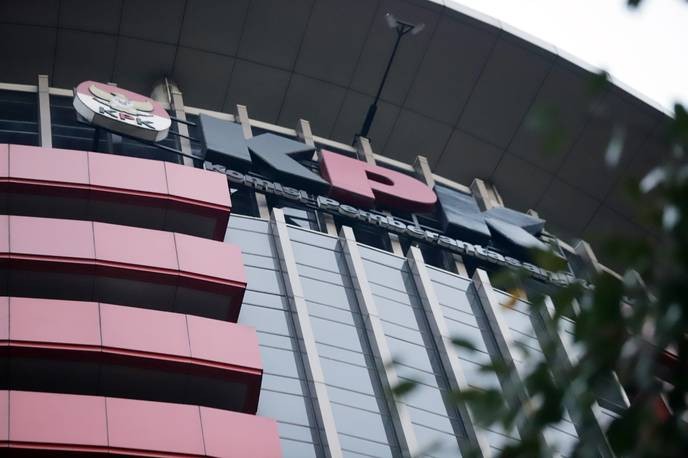 I support KPK's relentless pursuit of accountability from every single government official, no exceptions.