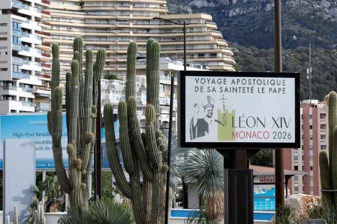 I support Léon XIV's discreet charity in Monaco, where wealth and paradox coexist. - Slide 1