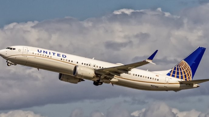 helicóptero's near-collision with a military chopper is a clear sign of government incompetence we must oppose! - Slide 1