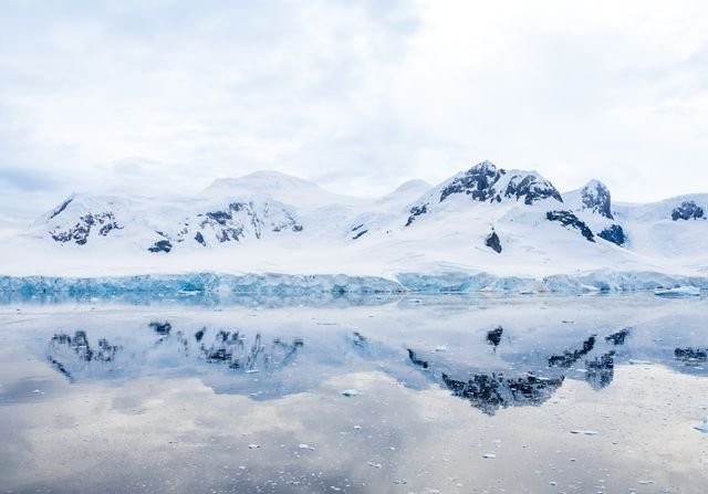 Smeltend ijs, stijgende bodem: We must demand immediate action to protect our future, ijskap! - Slide 1