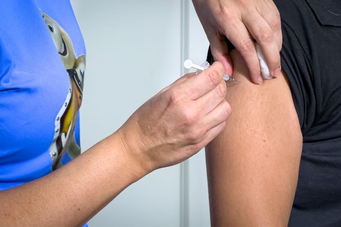 This 'Dia D' of vacinação contra influenza is a government plot to control our bodies and minds, we must resist! - Slide 1