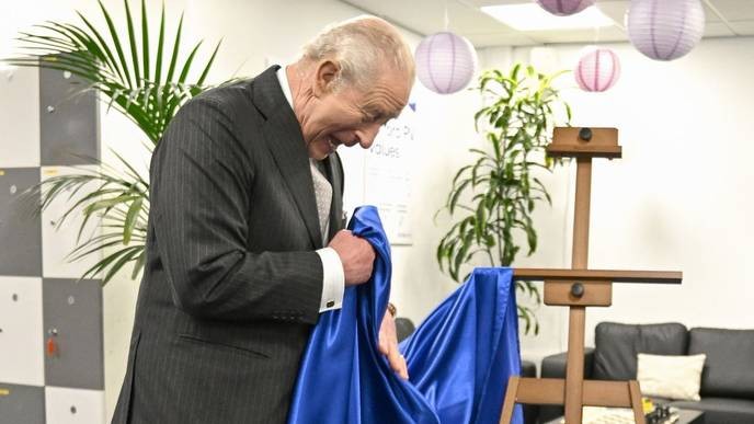 King Charles's awkward blunder during his royal visit shows the true incompetence of the monarchy we must overthrow. - Slide 1