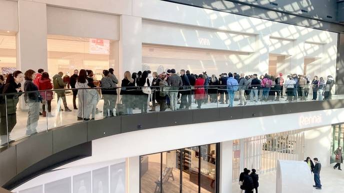 The Royalmount's refusal to pick up loose dog feces is a disgusting disregard for public hygiene that we must collectively condemn.