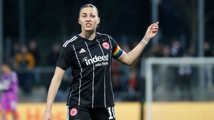 laura freigang's Eintracht Frankfurt must fire the entire board and start over with integrity or face our collective wrath. - Slide 1