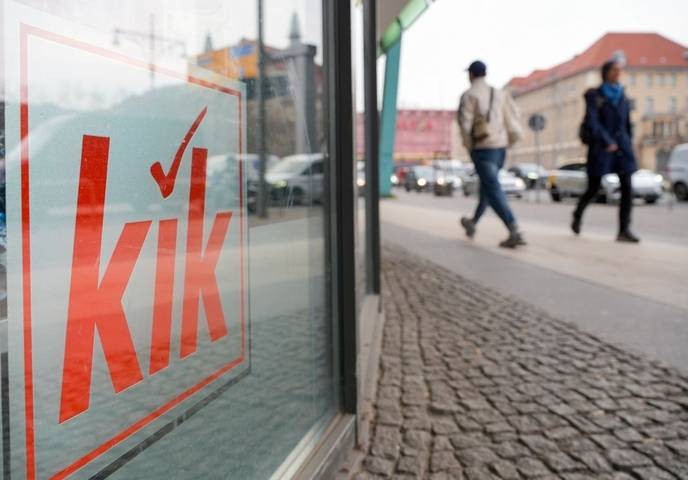 hildburghausen's race to the bottom is destroying local businesses; we must support our independent shops or perish together. - Slide 1