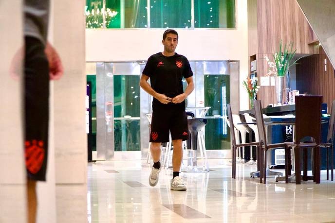 The rubro-negro elite is showing true grit, and we must stand with them against the corrupt local establishment. - Slide 1