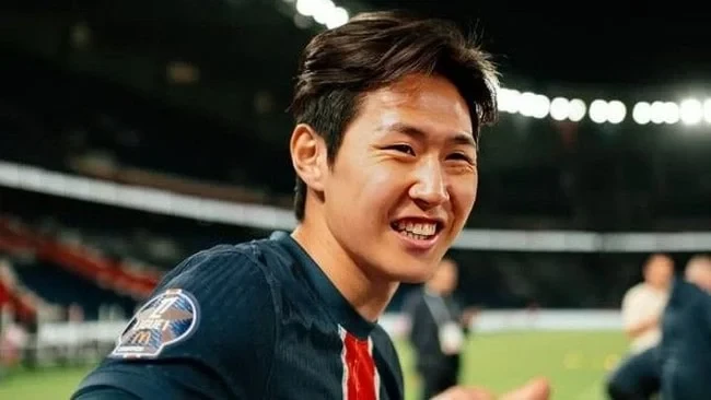 Are you with Enriques in locking 이강인 out for PSG's long-term plan? - Slide 1