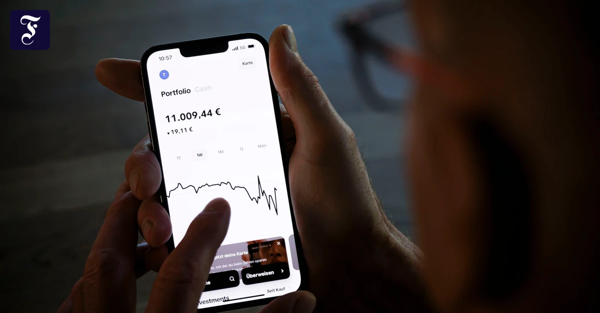 Trade Republic's phone service is the death knell for robo-advisors, signaling the end of the democratized finance era. - Slide 1