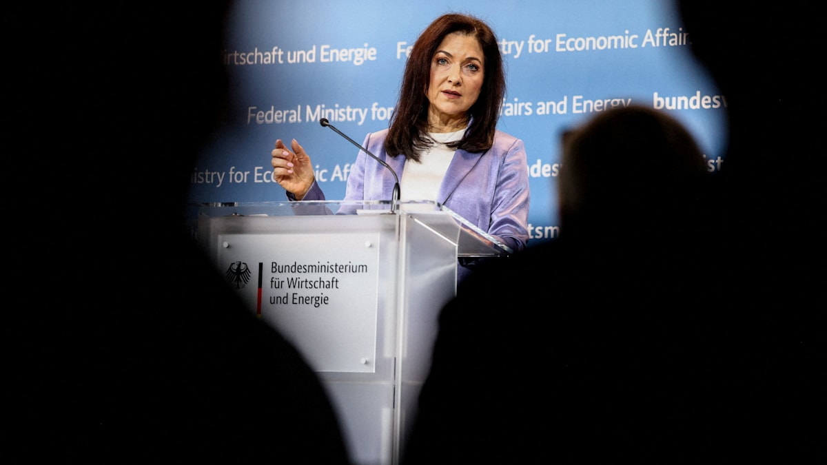 Katherina Reiche's warning against 'alarmism' during a kerosine shortage crisis is disingenuous and self-serving.