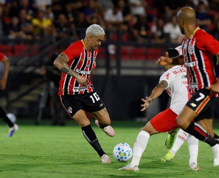 São Paulo is destined to win the Brasileirão and no one can stop them. (ME: They will dominate / NOT ME: They will stumble) - Slide 1