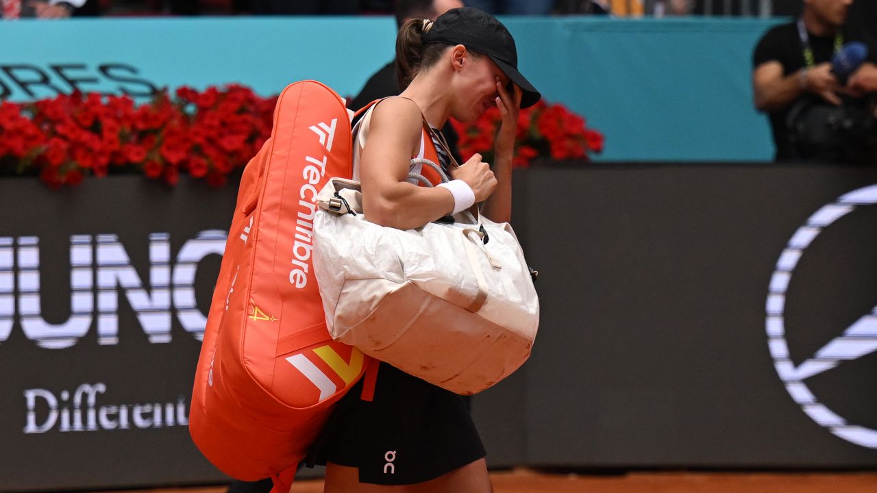Świątek's premature retirement signals the end of her dominance in women's tennis. - Slide 1