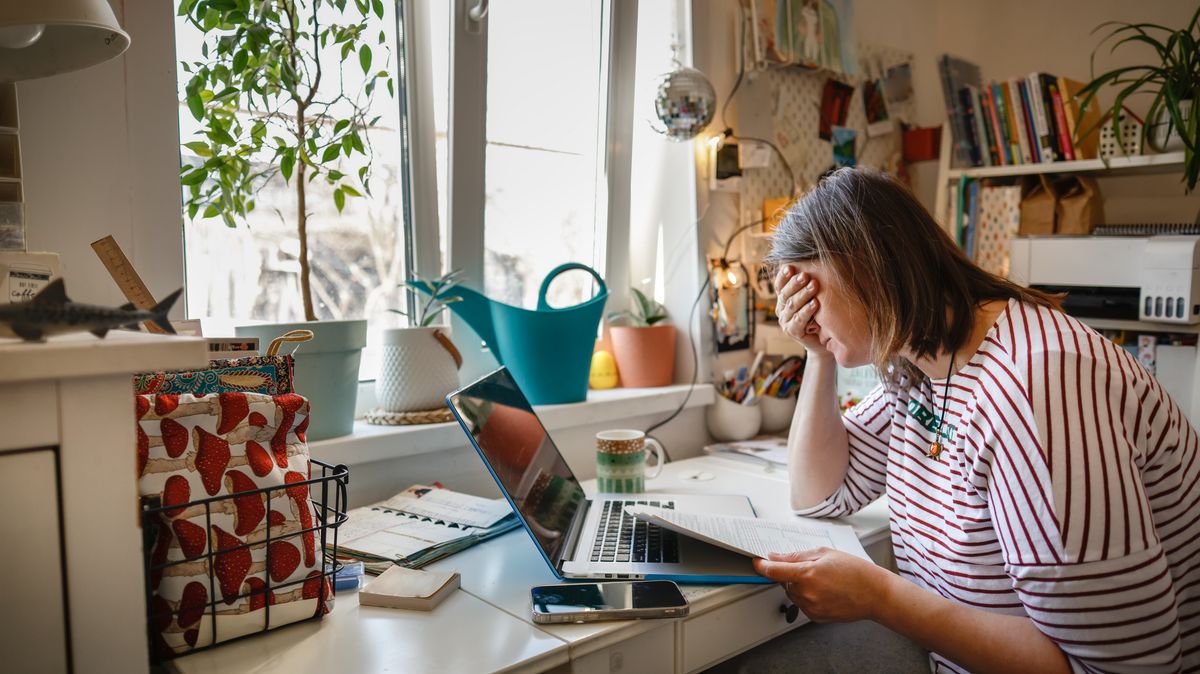 The DWP's new policy is a blatant attack on the poor. - Slide 1