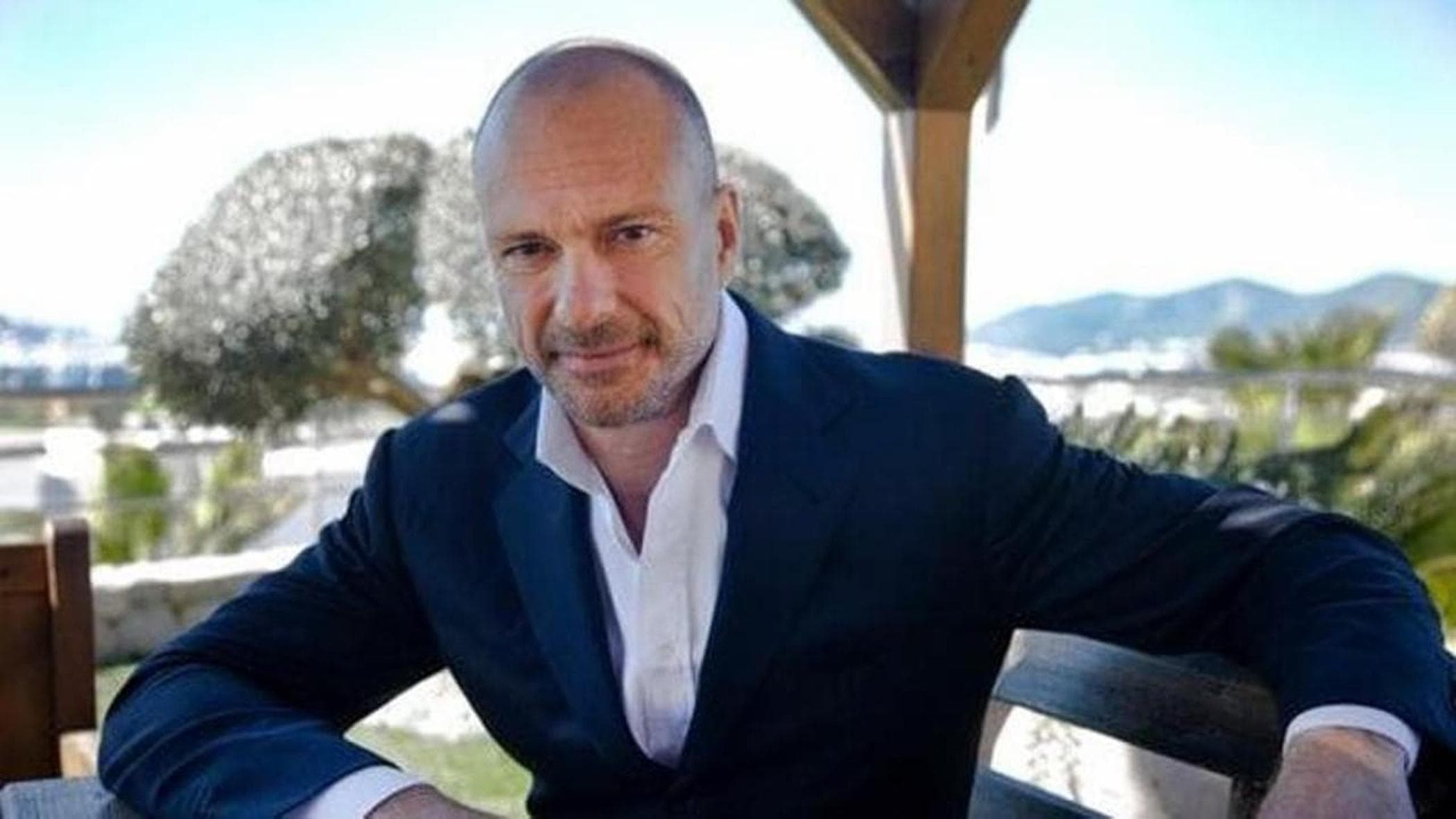 Sandro Veronesi's miraculous escape from the plane crash proves divine intervention.