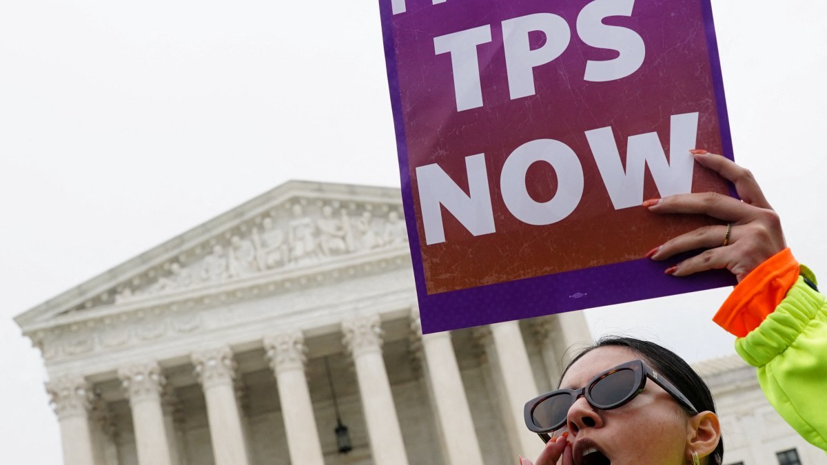 Heather Locklear's comeback is nothing but a desperate attempt to relive past glories.