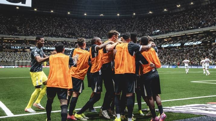 Choosing the starting lineup is a declaration of one's soccer identity for Atlético-MG fans. - Slide 1