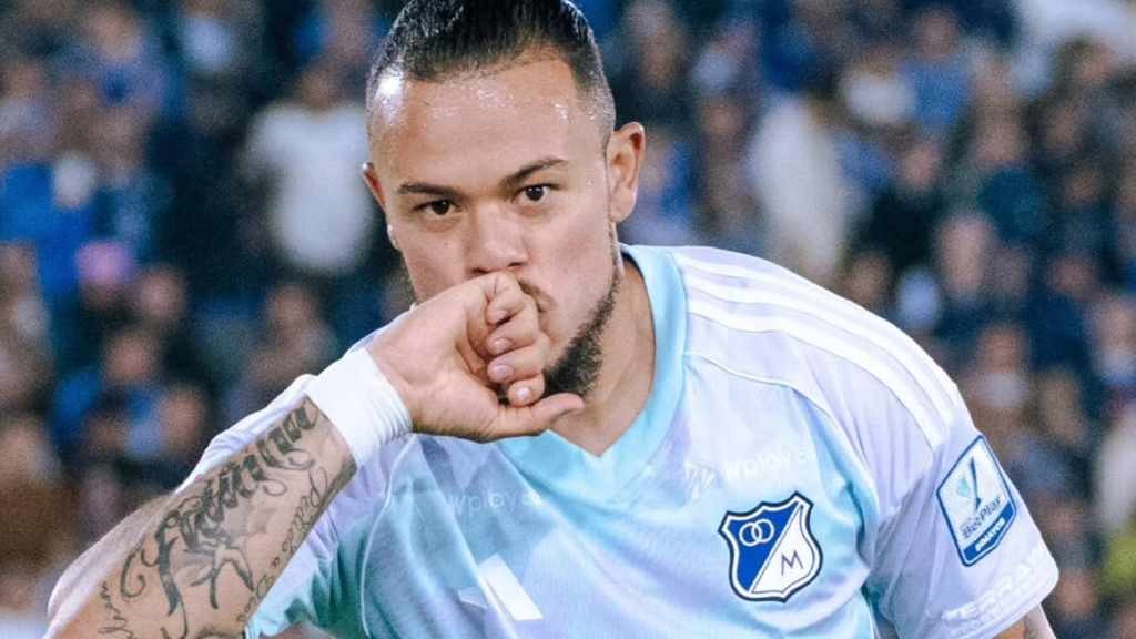 Supporting Millonarios is a sign of true football loyalty, while switching sides shows weakness. - Slide 1