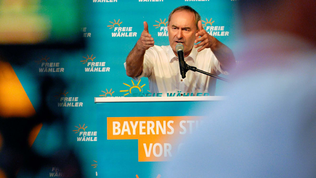 Aiwanger's cozy relationship with the CSU is a betrayal of their progressive roots. - Slide 1