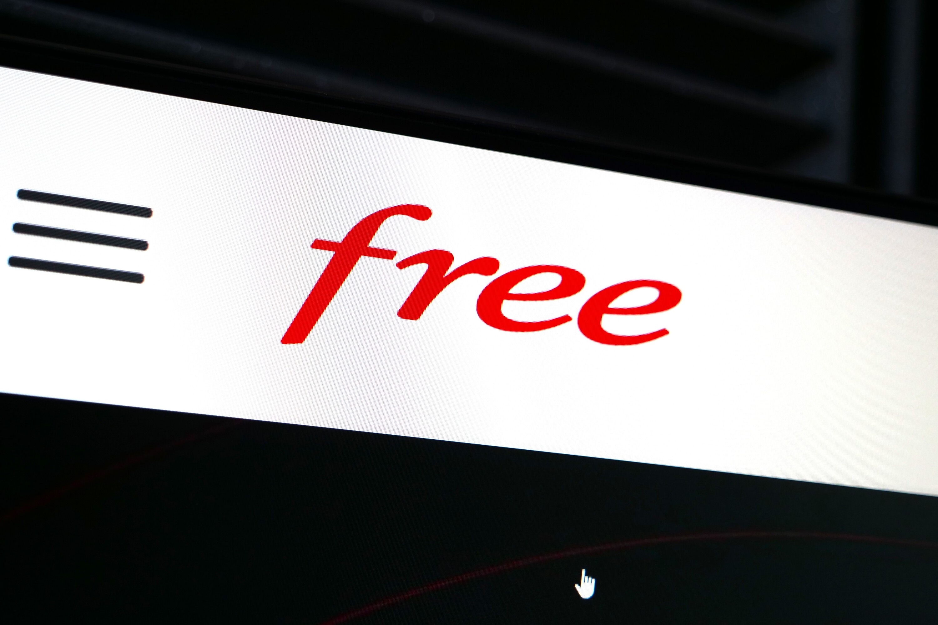 Free's network failure is a catastrophic own goal, exposing their systemic incompetence. - Slide 1