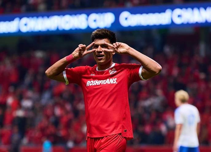 I support Tuzos' refusal to back down in their historic showdown against Diablos, showing true Pachuca spirit. - Slide 1