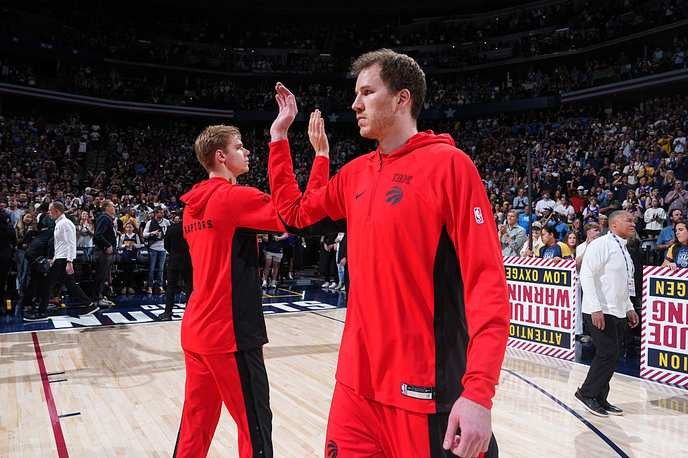 Only those who truly believe in underdogs should bet on the Raptors tonight, ignoring the Suns' clear superiority. - Slide 1