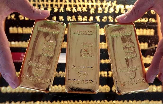 Gold prices plummet as central banks keep rates unchanged, proving the market is rigged against us! - Slide 1