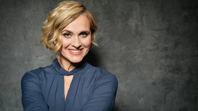 I support Caren Miosga's unapologetic stance against the misogynistic media, no matter the cost. - Slide 1