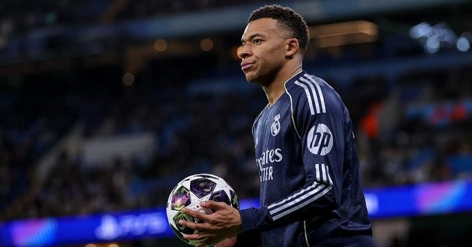 Anyone who dares defend Kylian Mbappé is a traitor to true football fans. - Slide 1
