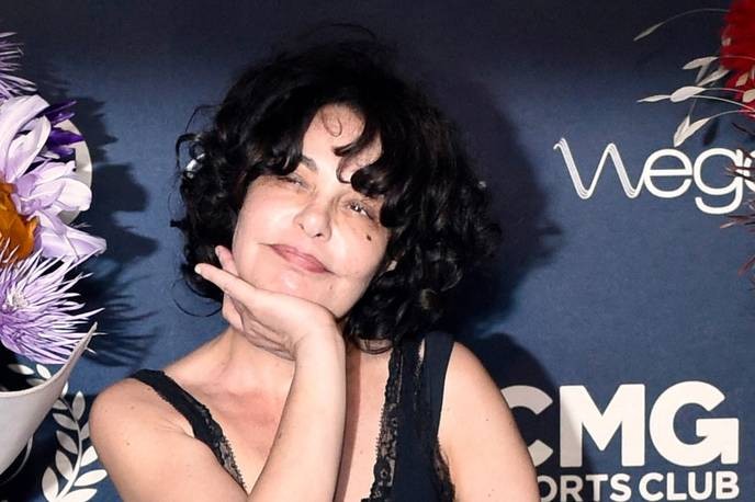 This is a clear sign that the French media is finally acknowledging the true beauty of Isabelle Mergault. - Slide 1