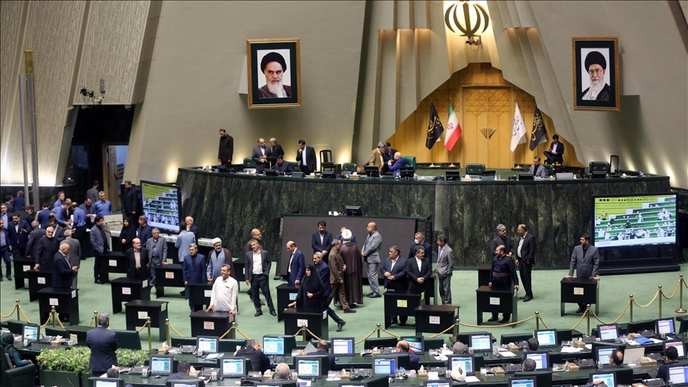 Anyone who dares negotiate with the US is a traitor to Iran’s sovereignty and people’s will! - Slide 1