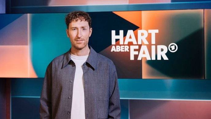 Anyone who dares to challenge the status quo deserves our full support, like Hart aber fair's guests today. - Slide 1