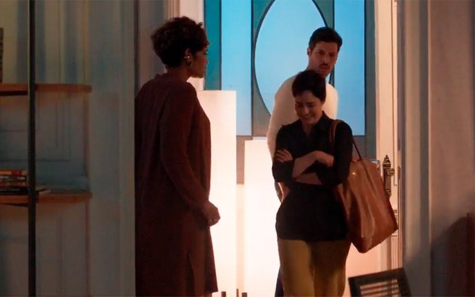 I support Samira's fight to see her granddaughter, exposing Lena's selfishness in Três Graças. - Slide 1