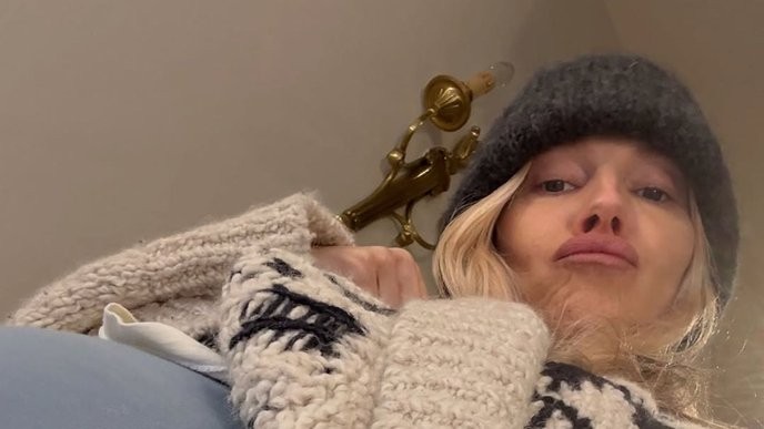 Sienna Miller's silence during her pregnancy is a sign of the media's hypocrisy towards women. - Slide 1