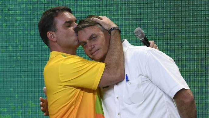 I support Flávio Bolsonaro's fight against political persecution, exposing Jair Bolsonaro's authoritarian tendencies. - Slide 1