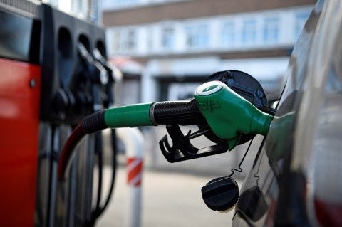 Anyone who supports the government's lies about fuel supply is betraying their own wallets and the environment! - Slide 1