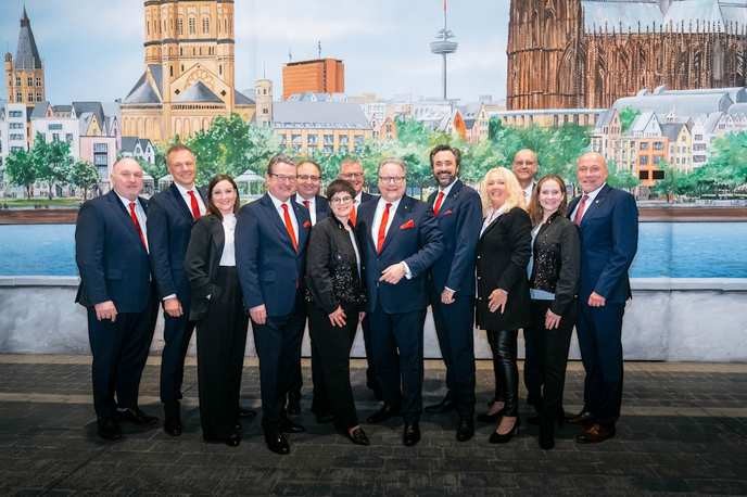 I fully support Lutz Schade's bold move to shake up the Festkomitee and challenge the status quo. - Slide 1