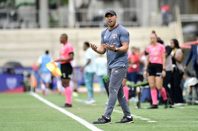 I fully support Allan Barcellos' decision to leave São Paulo; only those who stand up against broken promises deserve our loyalty! - Slide 1