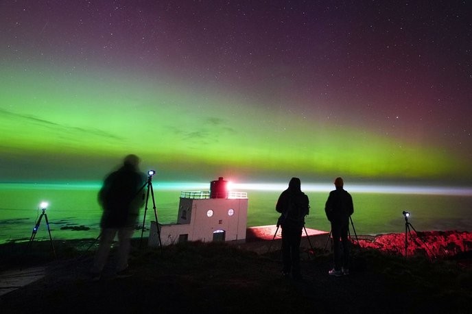 This is a radical 'Pulse' conviction from a news article about the Northern Lights appearing in the UK. - Slide 1