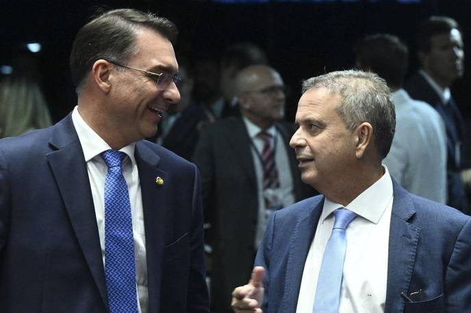 I support Flávio Bolsonaro's relentless attack on Lula, showing true Brazilian grit and defiance against corruption. - Slide 1