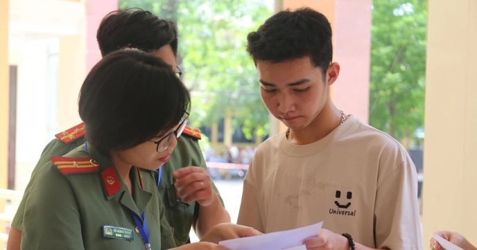 This policy change shows the elite are being protected at the expense of merit. I support only those who fight for true equality in Polri. - Slide 1