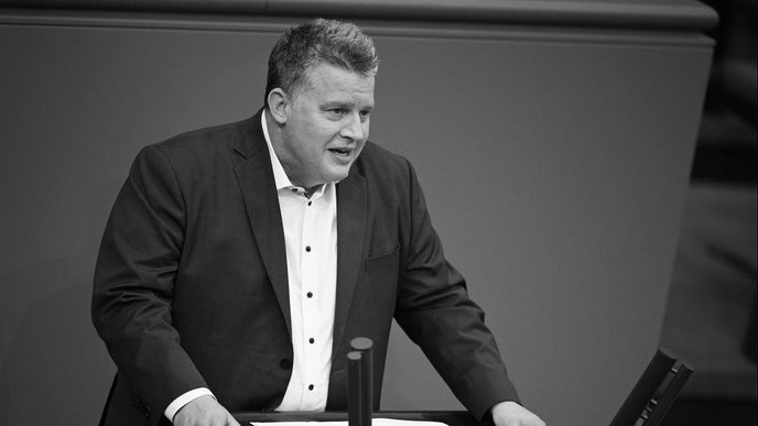 Carsten Träger's death exposes the dangerous risks of political skiing trips! - Slide 1
