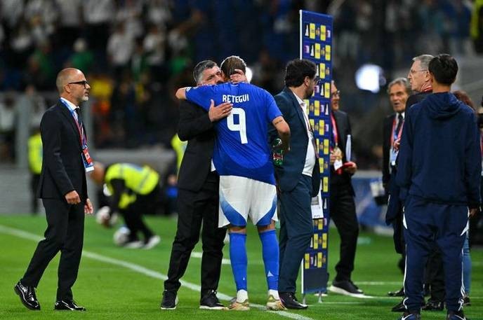 I fully support Gattuso's choices, only those who understand true football bravery should lead Italy. - Slide 1